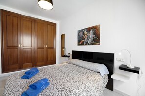 3 bedrooms, iron/ironing board, bed sheets - Holiday Apartment "Dúplex Chanca" with Private Terrace (El Puerto de Sta María)