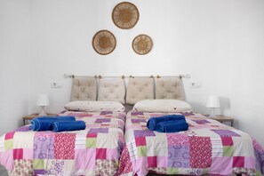 3 habitaciones, tabla de planchar con plancha y ropa de cama 