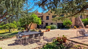 Outdoor dining - Country House 'Mimosa Completa' with Lake View, Wi-Fi and Air Conditioning (Darnius)