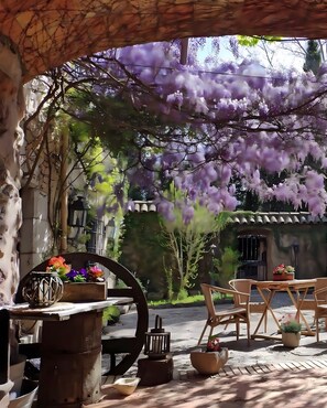 Outdoor dining - Country House 'Mimosa Jardin' with Mountain Views, Wi-Fi, and Air Conditioning (Darnius)