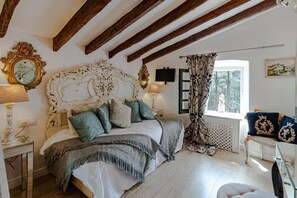 4 bedrooms, free WiFi, bed sheets - Country House 'Mimosa Jardin' with Mountain Views, Wi-Fi, and Air Conditioning (Darnius)