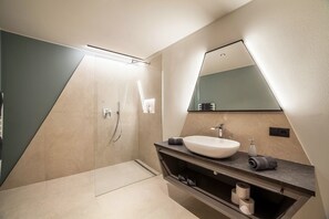 Douche, sèche-cheveux, serviettes fournies