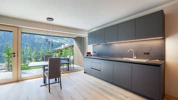 Een koelkast, een kookplaat, een vaatwasser