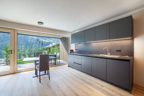 Refrigerador, parrilla de estufa, lavavajillas y cafetera y tetera 