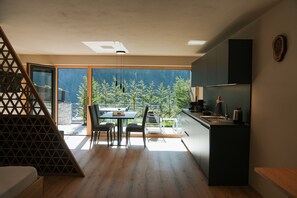 Refrigerador, parrilla de estufa, lavavajillas y cafetera y tetera 