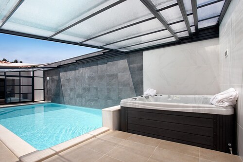 'Villa ‘Flor’ with Heated Pool, Whirlpool, Wi-Fi and Air Conditioning
