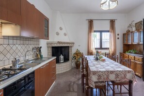 Fridge, oven, stovetop, coffee/tea maker