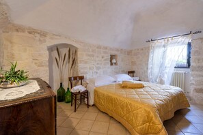 3 slaapkamers, een strijkplank/strijkijzer, gratis wifi, beddengoed