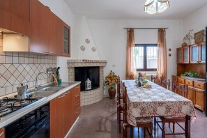 Geladeira, fogão, cooktop, cafeteira/chaleira