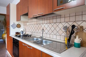 Fridge, oven, stovetop, coffee/tea maker