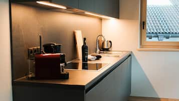 Frigorifero, piano cottura, lavastoviglie, macchina per tè/caffè