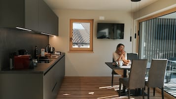 Kjøleskap, kokeplater, oppvaskmaskin og kaffetrakter/tekoker