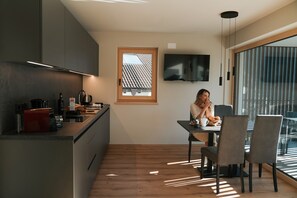 Refrigerador, parrilla de estufa, lavavajillas y cafetera y tetera