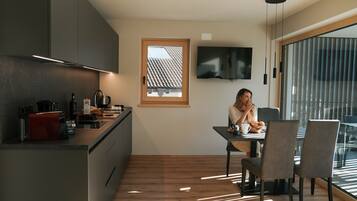 Frigorífic, placa de cuina, rentaplats i cafetera i tetera