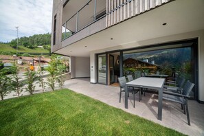 Outdoor dining - Studio Apartment 'Garden Lodge Exclusive One' with Mountain View, Private Terrace and Wi-Fi (Sankt Martin in Passeier)