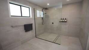 Douche, sèche-cheveux, serviettes fournies