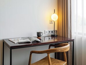 مكتب ومساحة عمل للكمبيوتر المحمول وواي فاي مجانًا وملاءات أسرّة