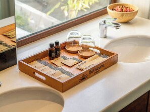 Pantoffels, een bidet, handdoeken