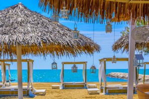 En la playa, camas de playa (con cargo), camastros y sombrillas