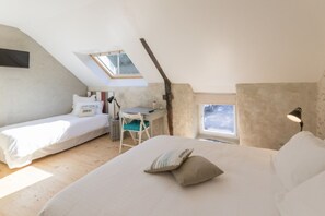 3 habitaciones, tabla de planchar con plancha y cuna de viaje 