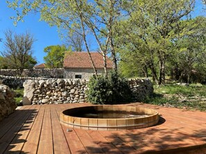 Tina de hidromasaje al aire libre