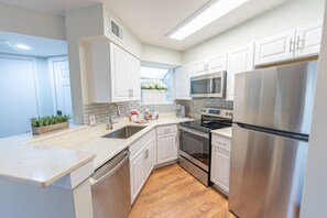 Een koelkast, een magnetron, een oven, een kookplaat