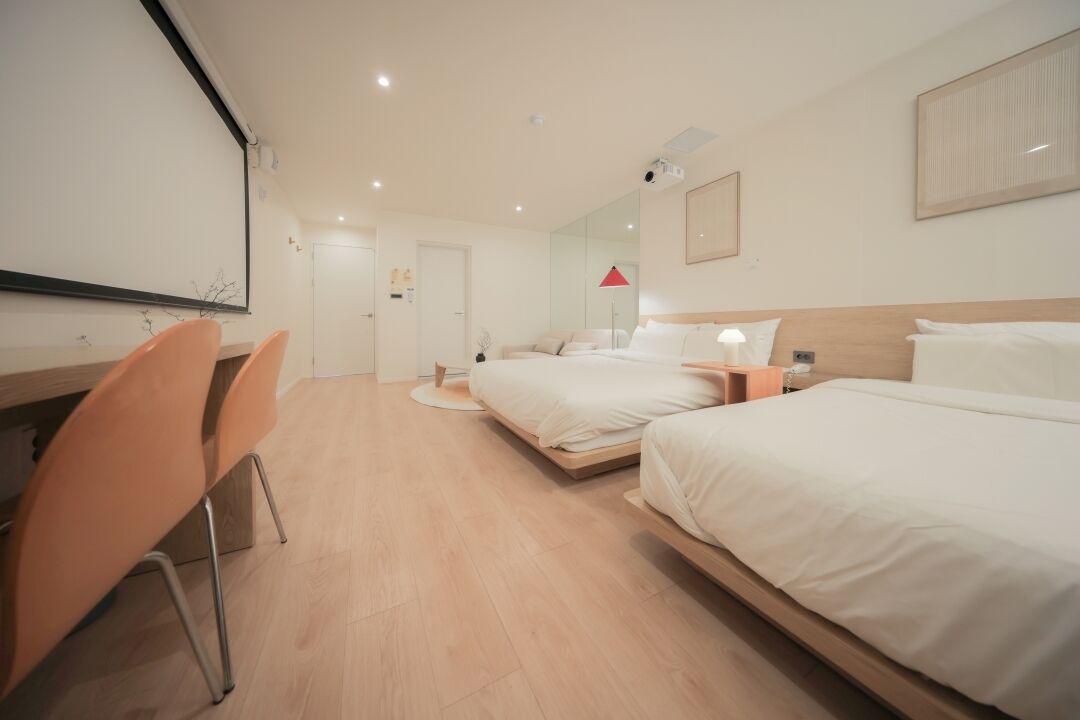 business twin room | 1 bedroom, premium bedding, desk, laptop workspace