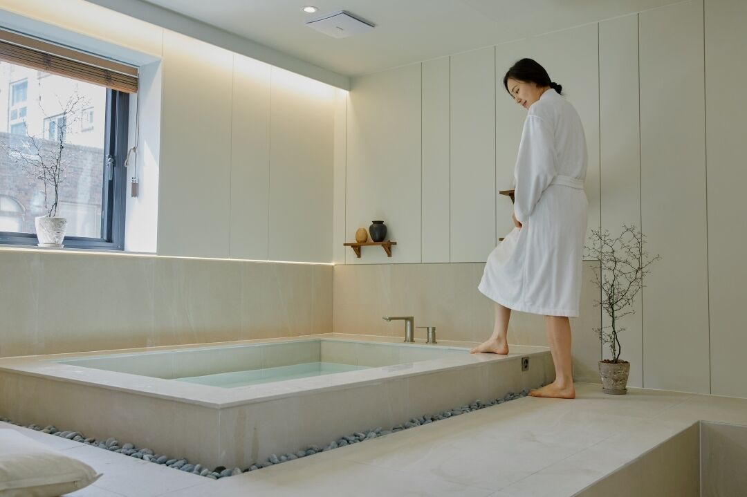 standard | bathroom | hair dryer, towels, shampoo, toilet paper