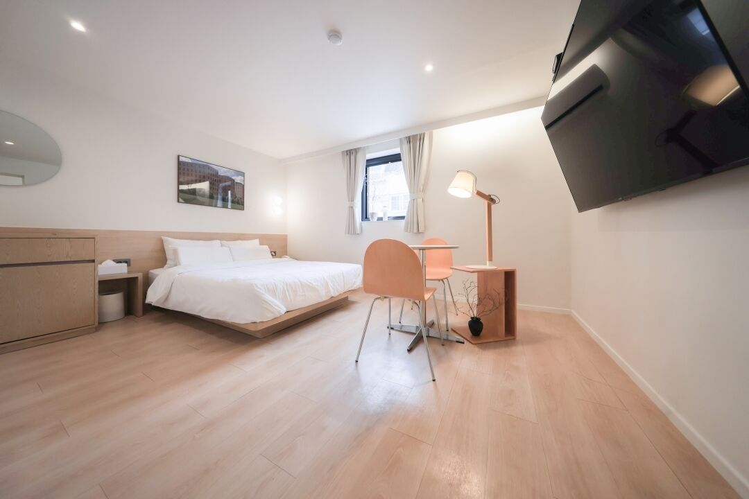 standard | 1 bedroom, premium bedding, desk, laptop workspace