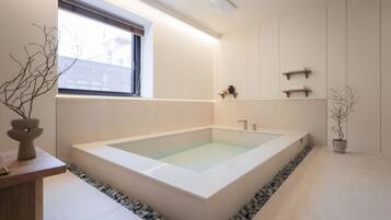 Seprai premium, ruang kerja ramah laptop, kedap suara, dan Wi-Fi gratis