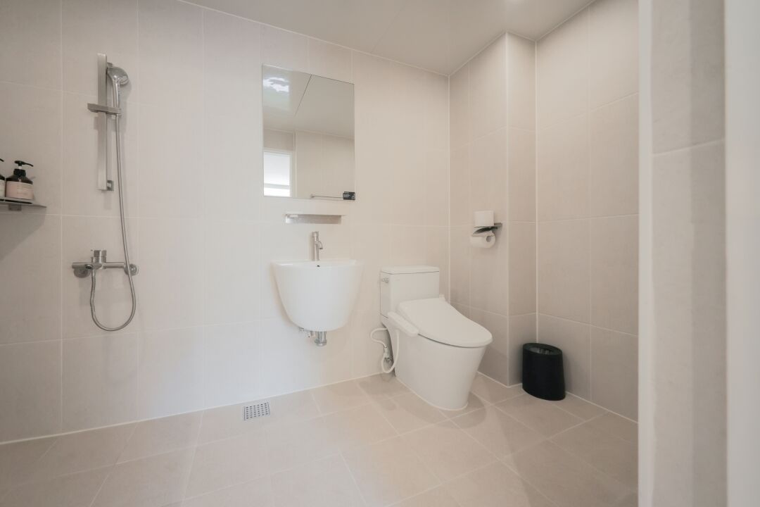 standard | bathroom | hair dryer, towels, shampoo, toilet paper