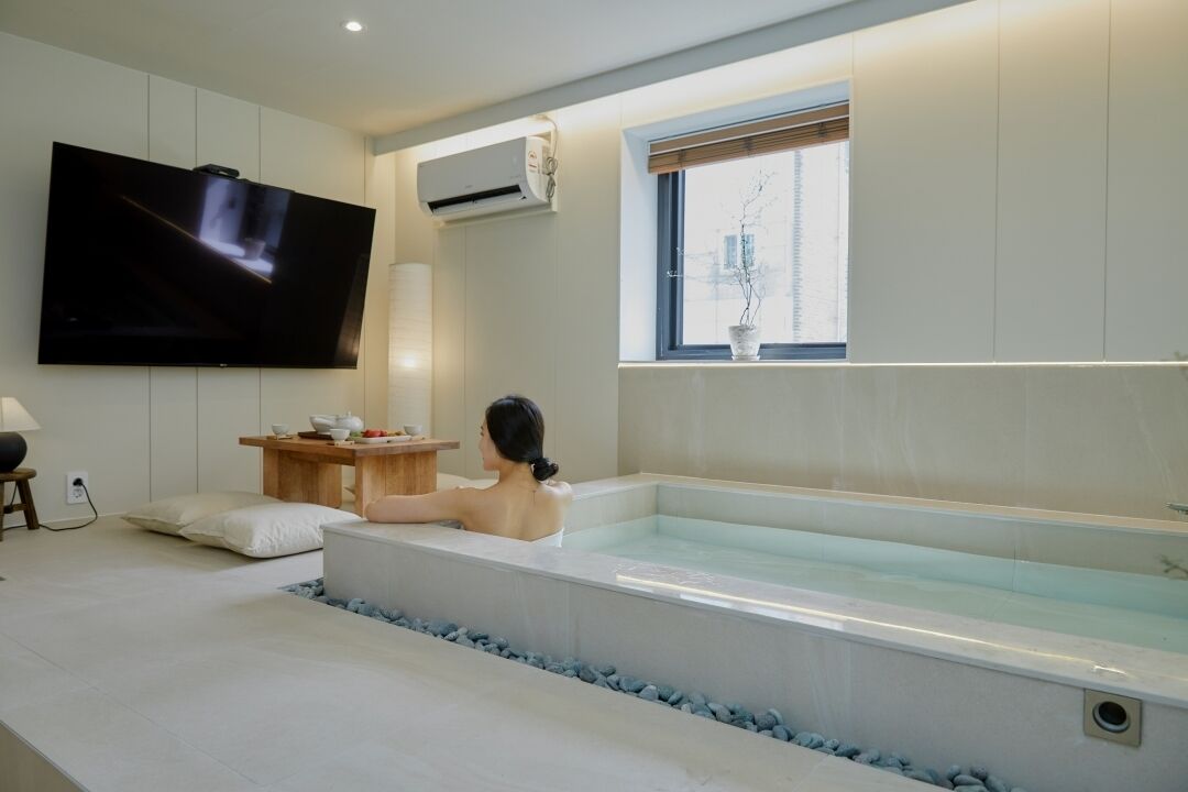 standard | bathroom | hair dryer, towels, shampoo, toilet paper