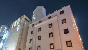 Monikerroksinen hotelli, jossa on moderni arkkitehtoninen ilme, ja jonka tunnusomaisia piirteitä ovat korkea torni ja lukuisat ikkunat.