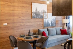 Apartment (G4) | Living area | Flat-screen TV