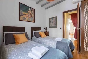 3 bedrooms, in-room safe, desk, iron/ironing board - Charming Apartment at the Spanish Steps (Roma)