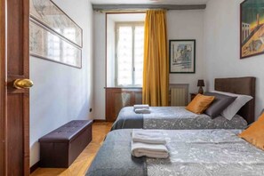 3 bedrooms, in-room safe, desk, iron/ironing board