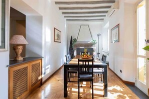 Dining - Charming Apartment at the Spanish Steps (Roma)