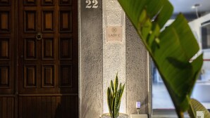 A wooden door with the number 22, a potted plant, and a sign reading "LADY C". - The Lady C - High Apartments (Tropea)