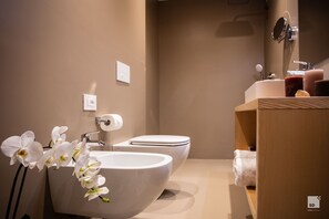 A modern bathroom with a white sink, toilet, and a wooden vanity. - The Lady C - High Apartments (Tropea)