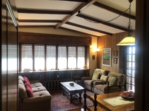 Flat-screen TV - Quiet Apartment on the 3rd floor (Saint-Vincent)