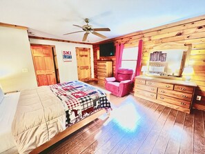 4 makuuhuonetta, työpöytä, ilmainen Wi-Fi