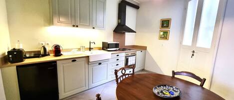 冰箱、微波炉、烤箱、炉灶