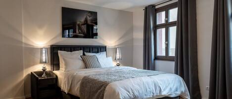 2 عدّة غرف نوم وواي فاي مجانًا وملاءات أسرّة