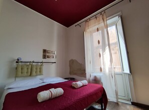 2 bedrooms, WiFi, bed sheets - Located on a historic street in downtown (Trapani)