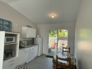 Kühlschrank, Mikrowelle, Herdplatte, Wasserkocher mit Kaffee-/Teezubehör