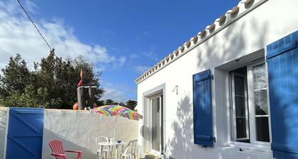 Cozy New House Near Beach with Garden, Terrace, Parking – Sleeps 3, L'Épine