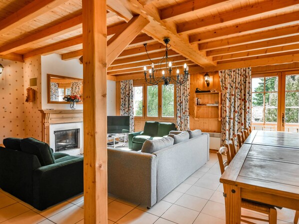 TV, fireplace