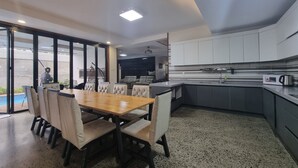 Villa (Koregon Pool Villa H 5 BR) | Woonruimte | Flatscreentelevisie