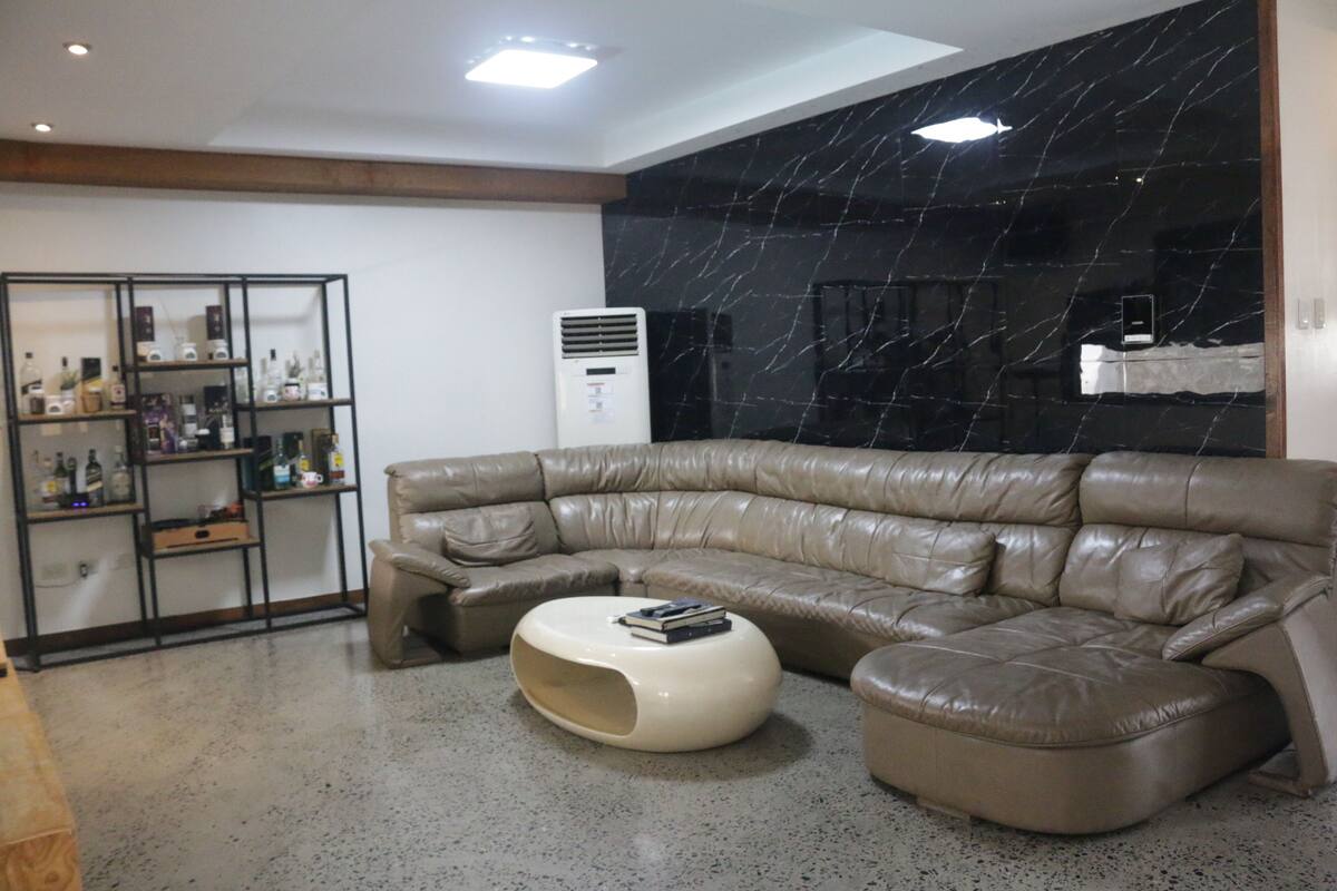 Koregon Pool Villa G 6 BR | Coin séjour | Télévision à écran plat