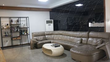 Koregon Pool Villa G 6 BR | Ruang tamu | TV skrin rata